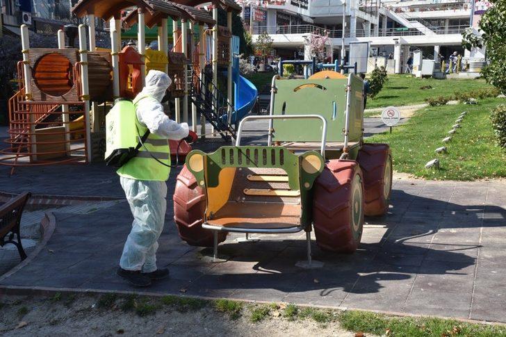 İzmit Belediyesi park ve bahçelerdeki dezenfekte çalışmalarını tekrarlıyor G3