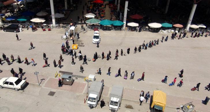Pazara girmek isteyenler, 1 kilometrelik kuyruk oluşturdu G1