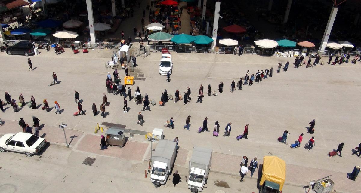 Pazara girmek isteyenler, 1 kilometrelik kuyruk oluşturdu