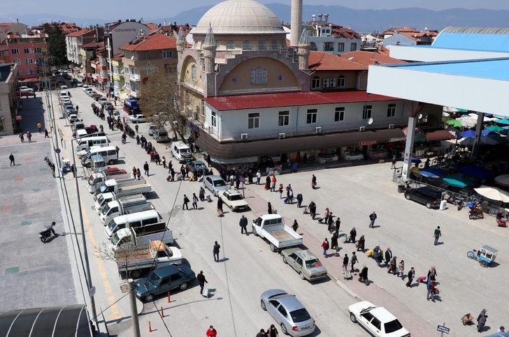 Pazara girmek isteyenler, 1 kilometrelik kuyruk oluşturdu G3