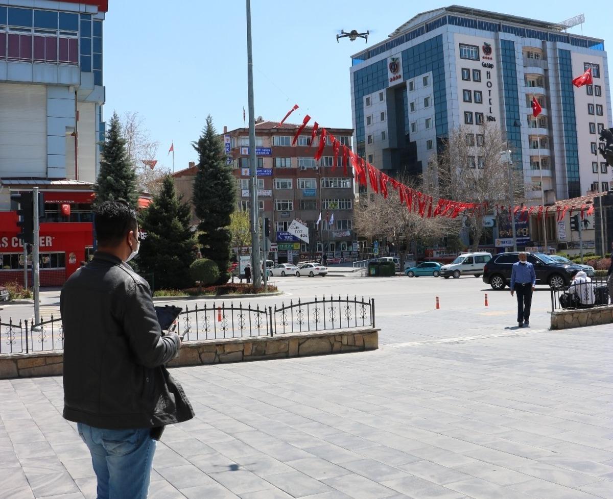Niğde&rsquo;de polis drone ile sosyal mesafe kontrol&uuml; yaptı