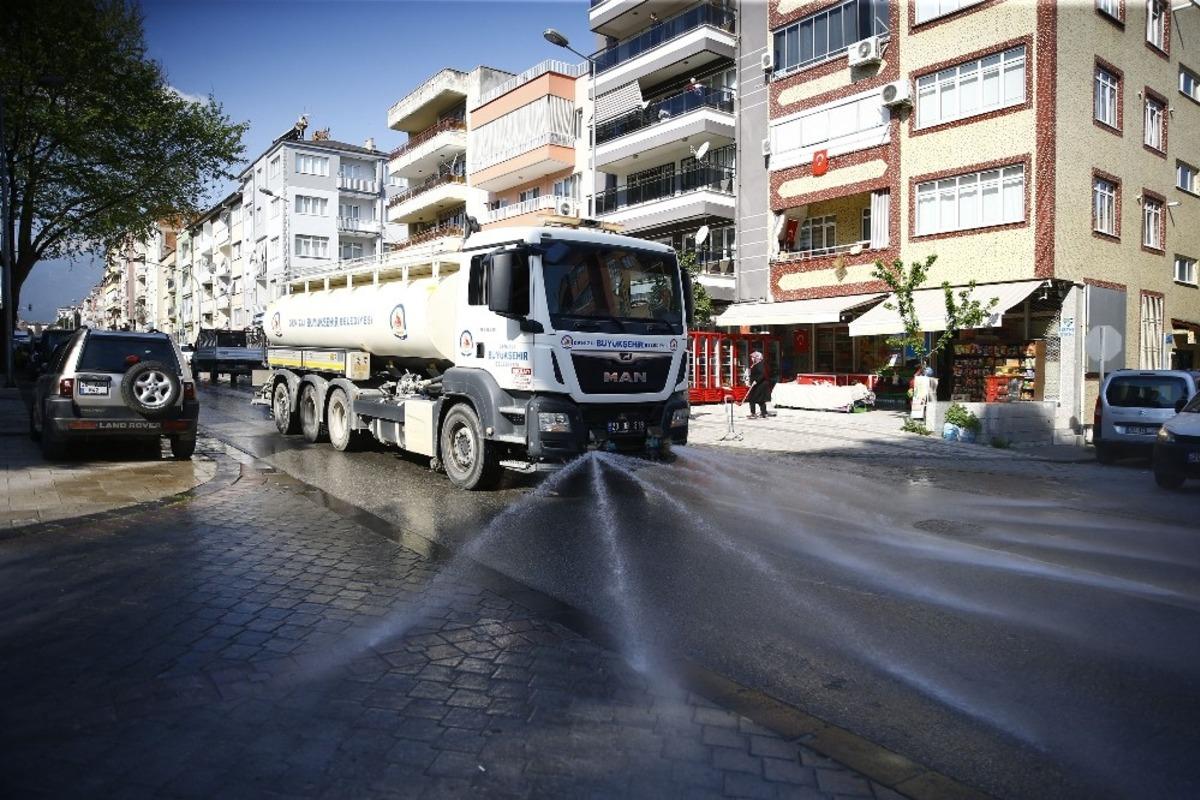 Denizli&rsquo;de caddeler yıkanıp dezenfekte edilmeye devam ediyor
