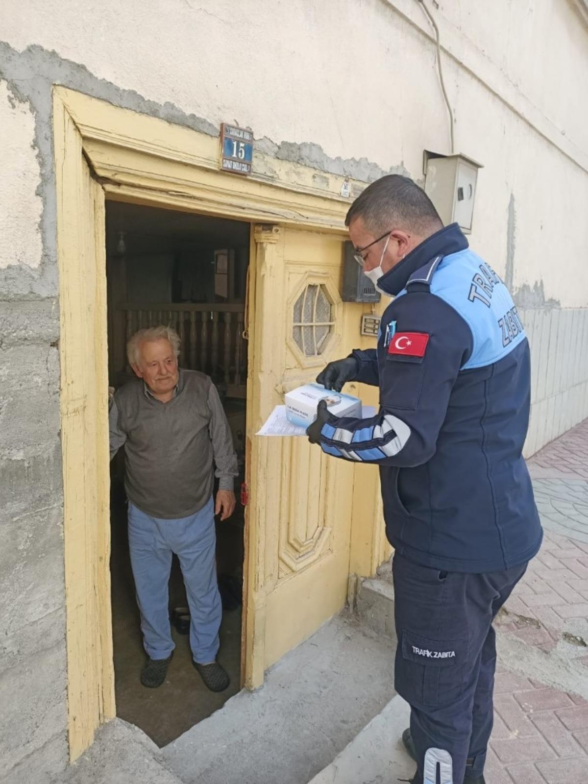 Kastamonu Belediyesi, &uuml;cretsiz maske dağıtımını s&uuml;rd&uuml;r&uuml;yor