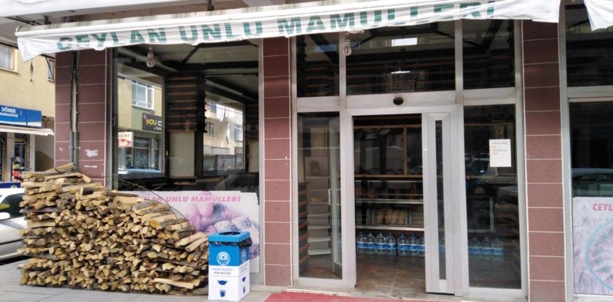 G&ouml;lbaşı&rsquo;nda maske ve eldiven i&ccedil;in &ouml;zel atık kutusu