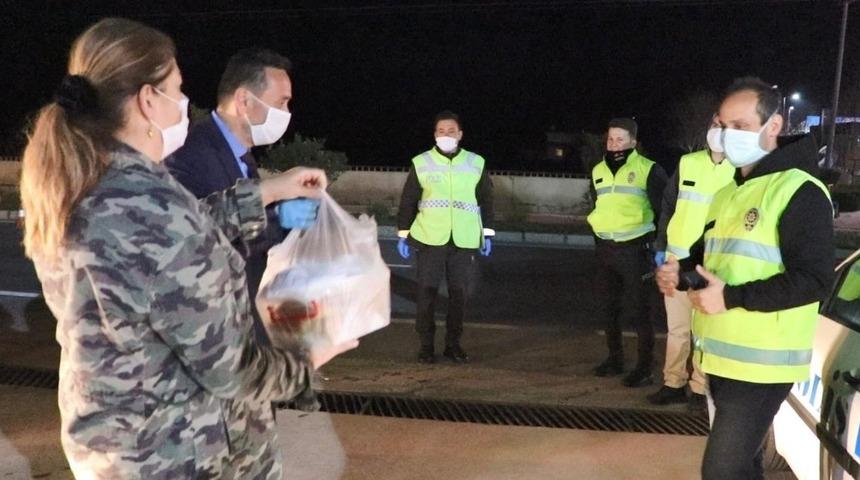Başkan eşinden g&ouml;revlileri b&ouml;rek ikramı