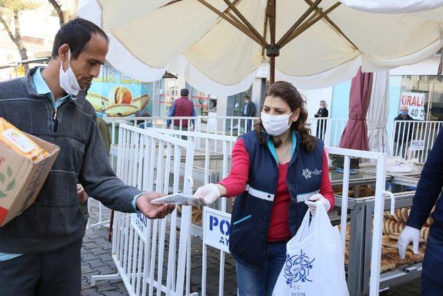 Aydın Büyükşehir Belediyesi Salı Pazarı’nda binlerce maske dağıttı