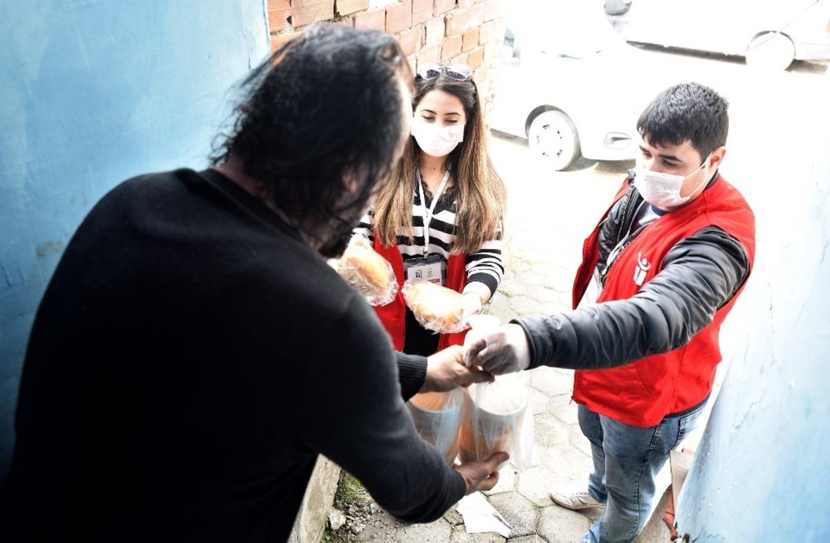 İhtiya&ccedil; sahibi 345 haneye yemek servisi s&uuml;r&uuml;yor