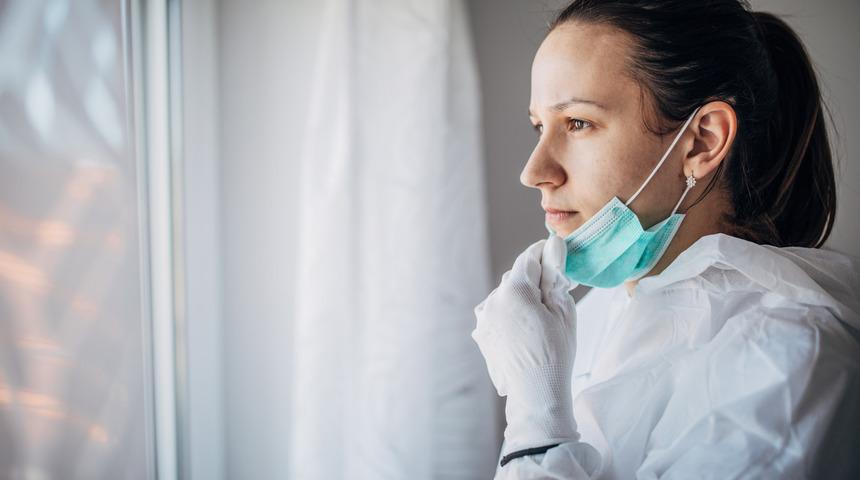 Sağlık çalışanları ile ilgili çarpıcı iddia: Koronavirüsten çok şiddete uğramaktan korkuyor