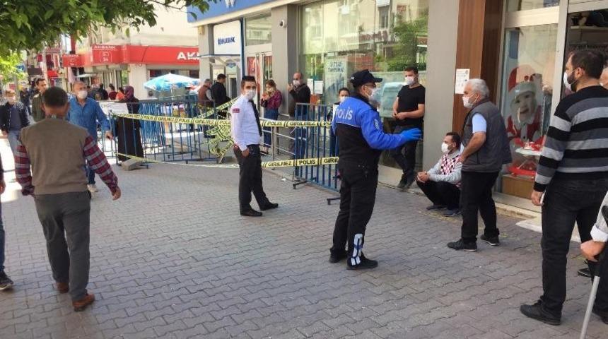 Polisler vatandaşları sosyal mesafe konusunda uyardı