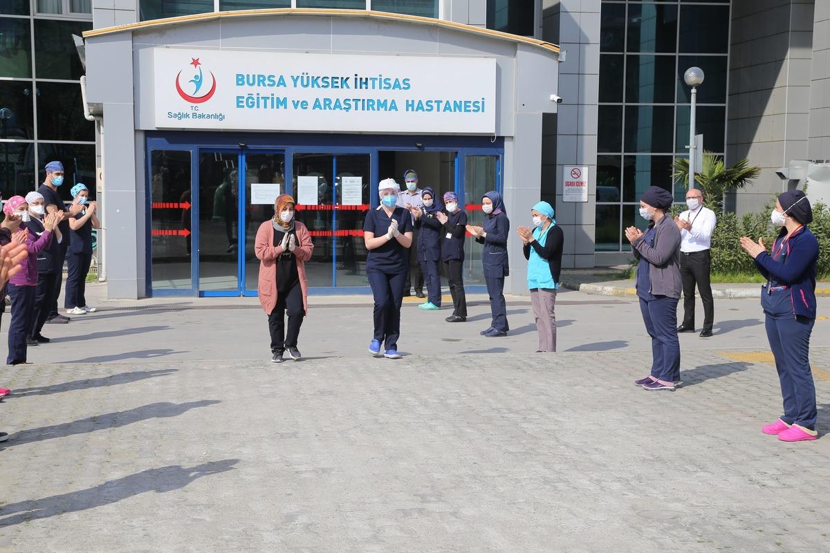 Koronavir&uuml;s&uuml; yendi, yaşadıklarını anlattı: Bu hastalıkta en &ouml;nemli şey moral