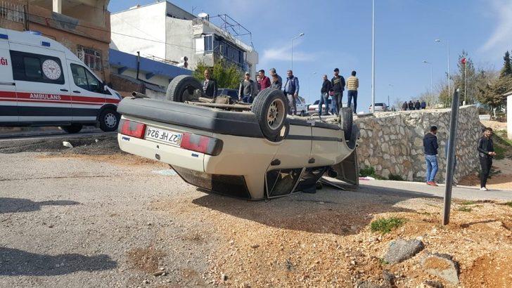 Otomobil takla attı: 2 yaralı G3