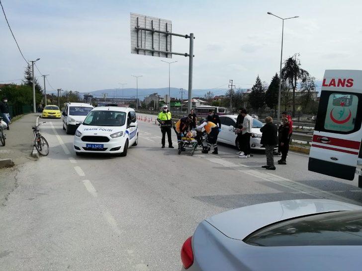 Otomobil bisikletliye çarptı G1