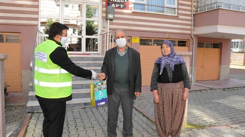 Akşehir Belediyesinden şehit ve gazi ailelerine maske