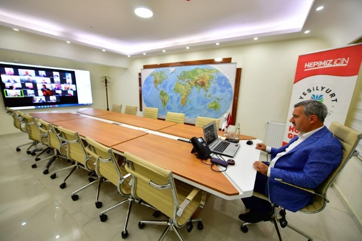 Başkan &Ccedil;ınar, birim m&uuml;d&uuml;rleriyle telekonferans &uuml;zerinden g&ouml;r&uuml;ş&uuml;yor