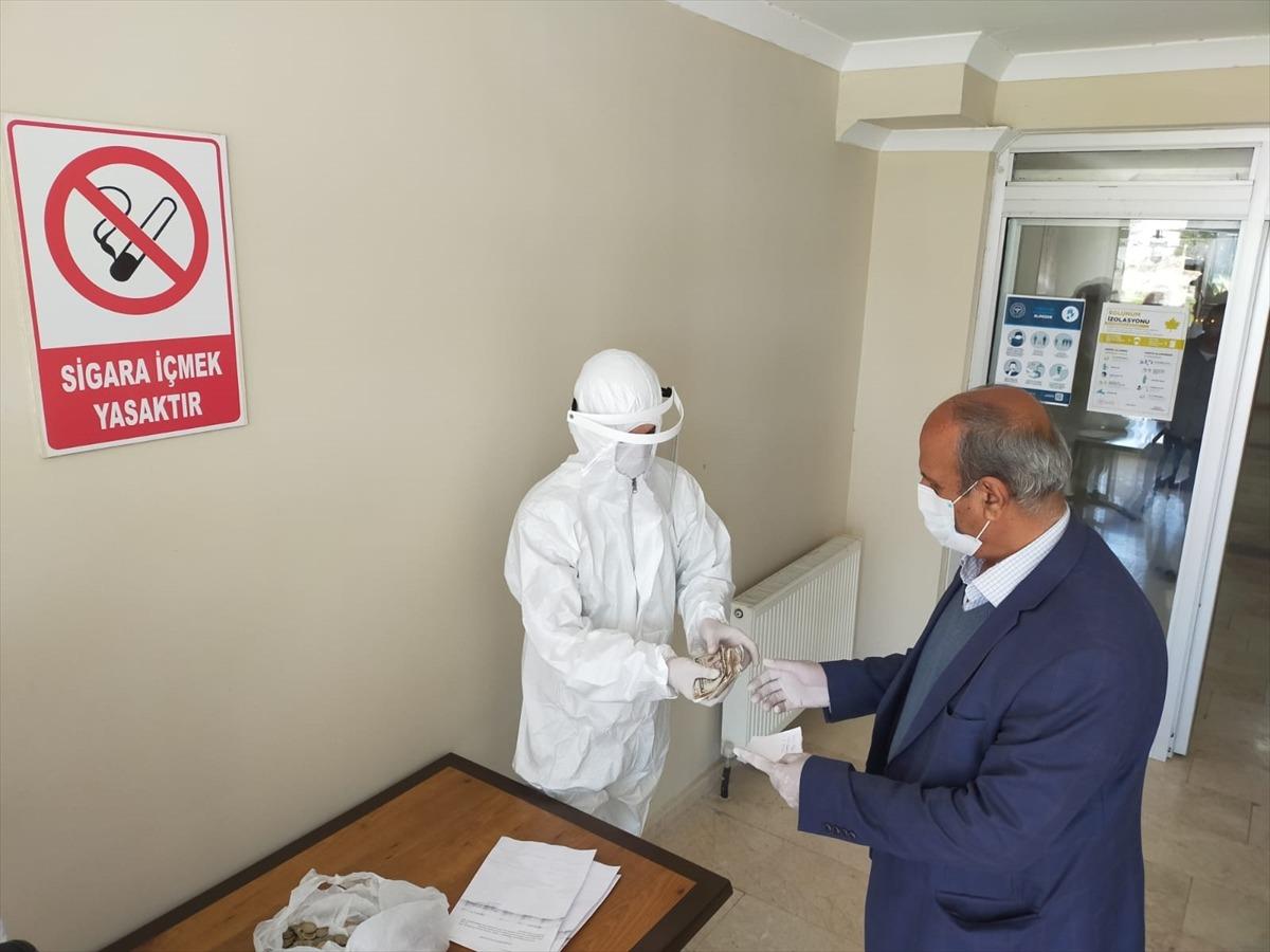 Karadağ'dan getirilen iş&ccedil;iler kaldıkları yurdun camisine bağışta bulundu