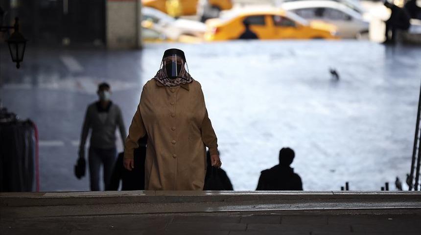 Koronavir&uuml;sle ilgili son araştırma ezber bozdu! Sosyal mesafe 4 metre olmalı, vir&uuml;s ayakkabı tabanında yaşıyor