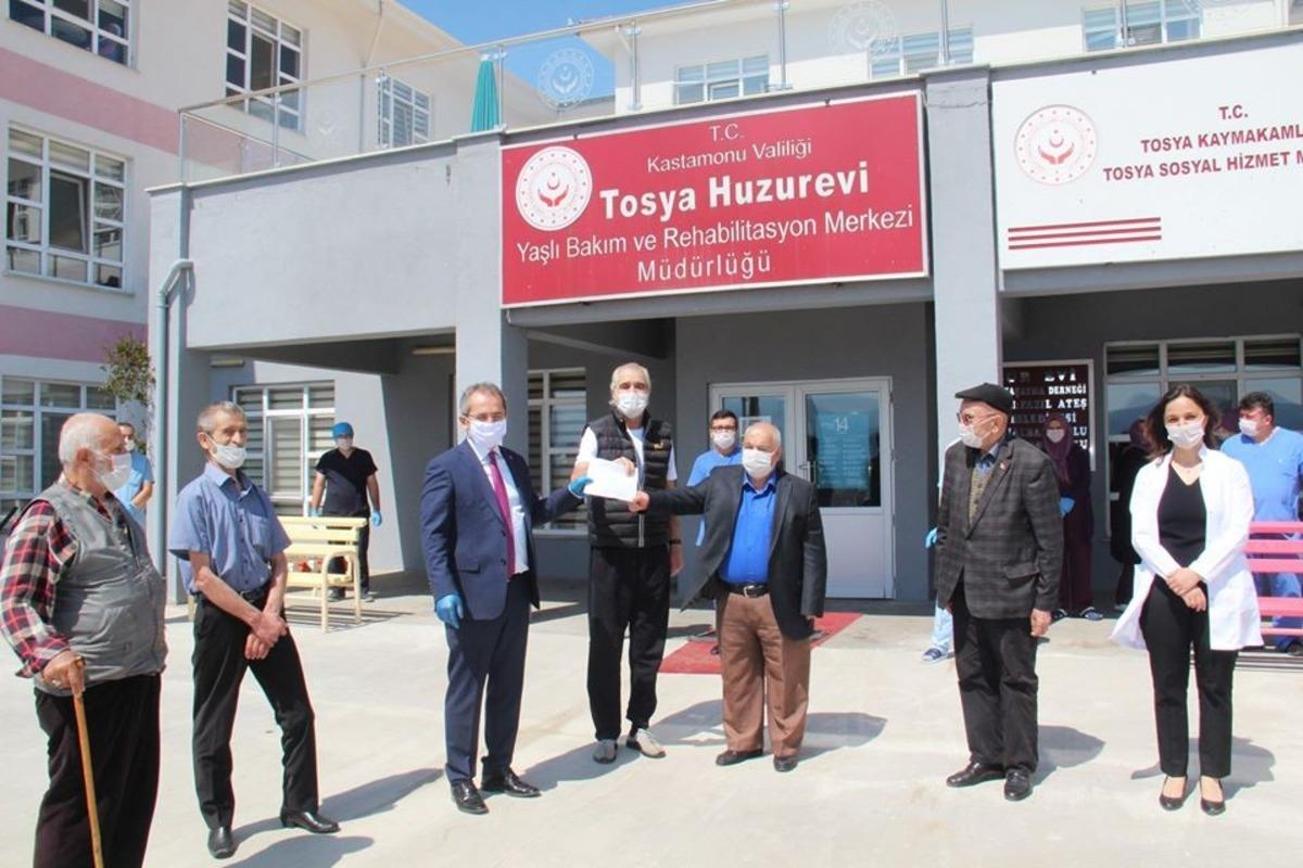 Tosya Huzurevi sakinlerinden "Biz Bize Yeteriz T&uuml;rkiye" kampanyasına destek
