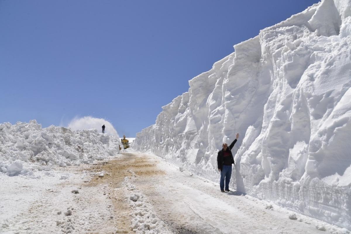 Muş&rsquo;ta 8-10 metre y&uuml;kseklikteki karla m&uuml;cadele &ccedil;alışması