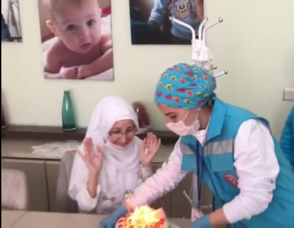 Sağlık g&ouml;revlilerinden kanser hastası kadına evlilik yıld&ouml;n&uuml;m&uuml; s&uuml;rprizi