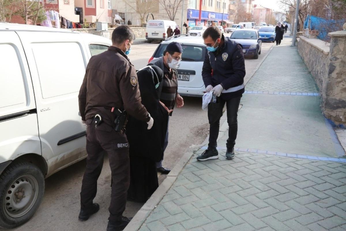 Yaşlı hastalar polisler tarafından hastaneye g&ouml;t&uuml;r&uuml;l&uuml;yor