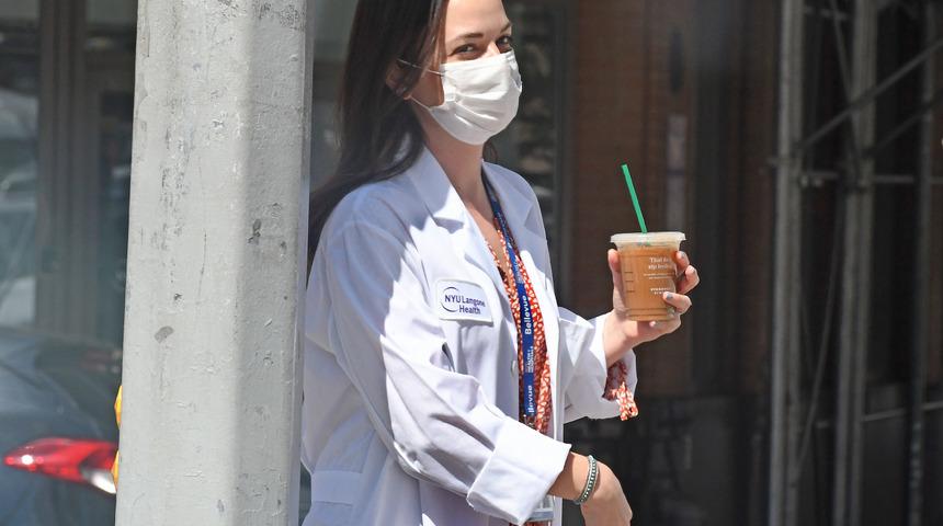 İngiltere’de her üç sağlıkçıdan biri koronavirüse yakalandı