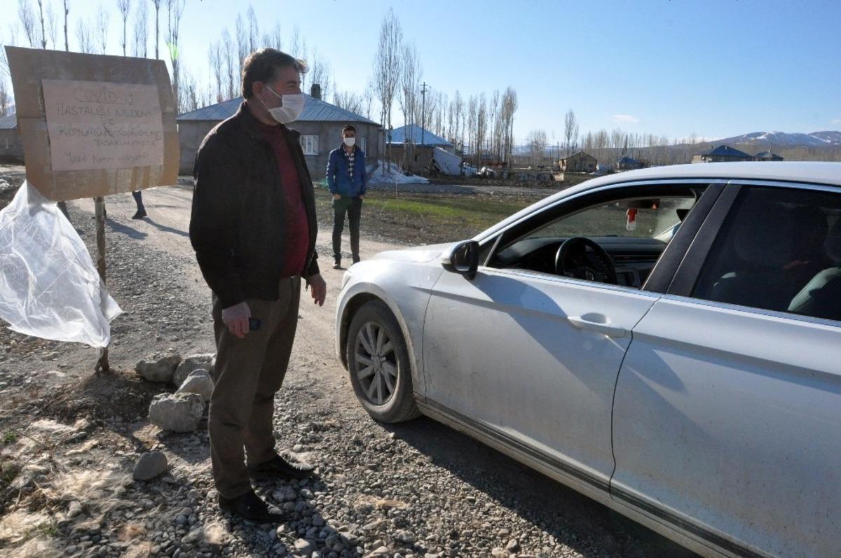 Karton tabelayla k&ouml;y&uuml; giriş &ccedil;ıkışlara kapattılar