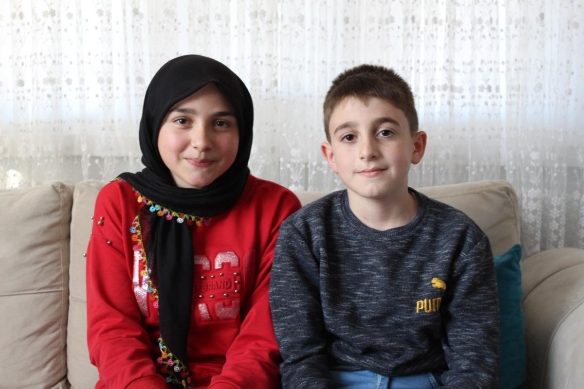 Minik iki kardeşten b&uuml;y&uuml;k hareket: Jandarma aracını durdurup har&ccedil;lıklarını bağışladılar