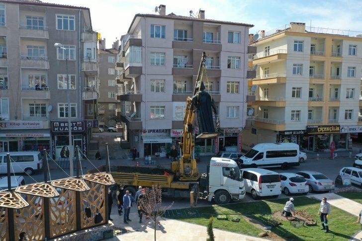 Damat İbrahim Paşa heykeli yeni yerine taşındı G2