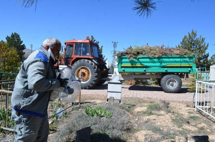 Bünyan Belediyesi mezarlıklarda bakım ve temizlik çalışması yapıyor G3