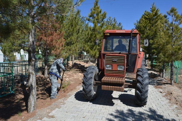 Bünyan Belediyesi mezarlıklarda bakım ve temizlik çalışması yapıyor G4