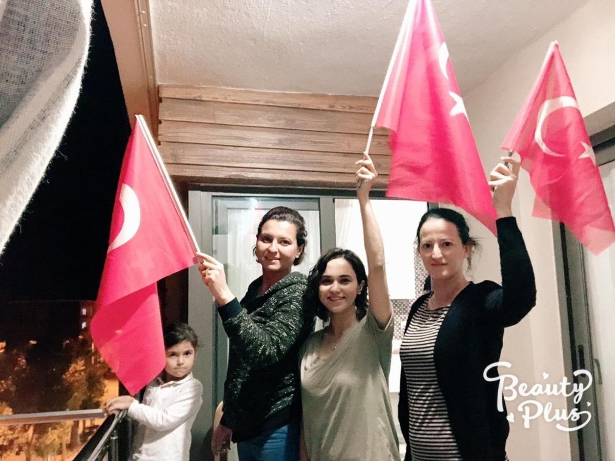 Belediye hoparl&ouml;r&uuml;nden &ccedil;alınan marşa balkonlardan bayraklarla eşlik ettiler