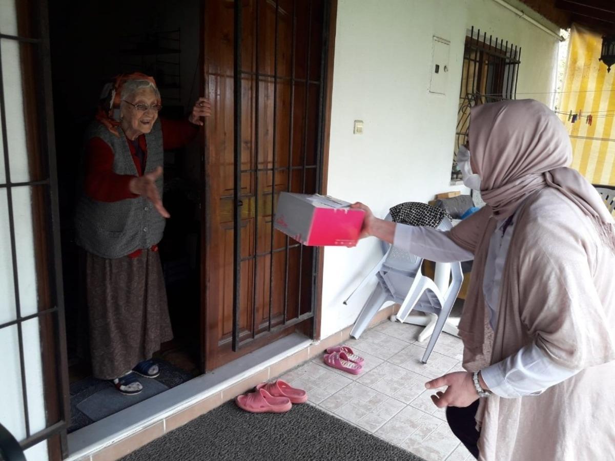 Evde kalan yaşlıların doğum g&uuml;n&uuml; kutlandı