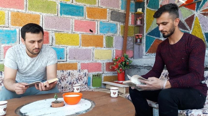 Karantinada sıkılıp atık malzemelerden çardak yaptılar