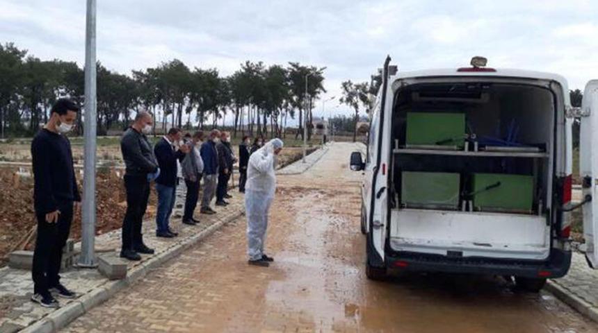 Mezarlıklarda koronavirüs tedbirleri! Gelenlerin ateşi ölçülüyor
