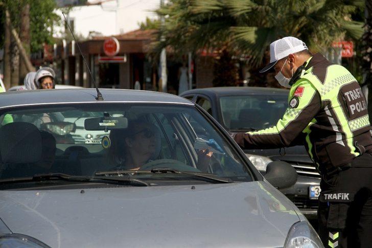 Fethiye’de trafik polisleri maske ve eldiven dağıttı G1