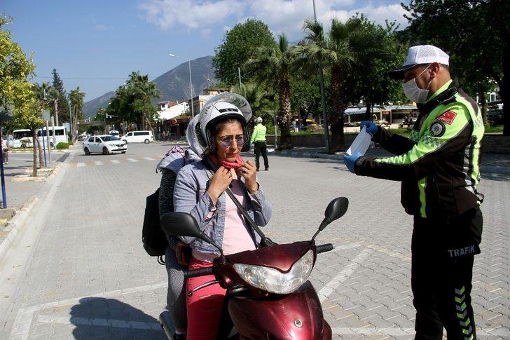 Fethiye’de trafik polisleri maske ve eldiven dağıttı G2