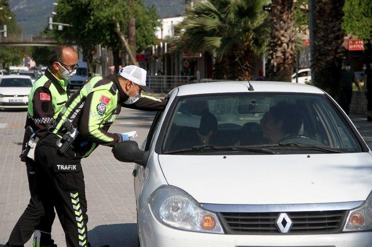 Fethiye’de trafik polisleri maske ve eldiven dağıttı G3