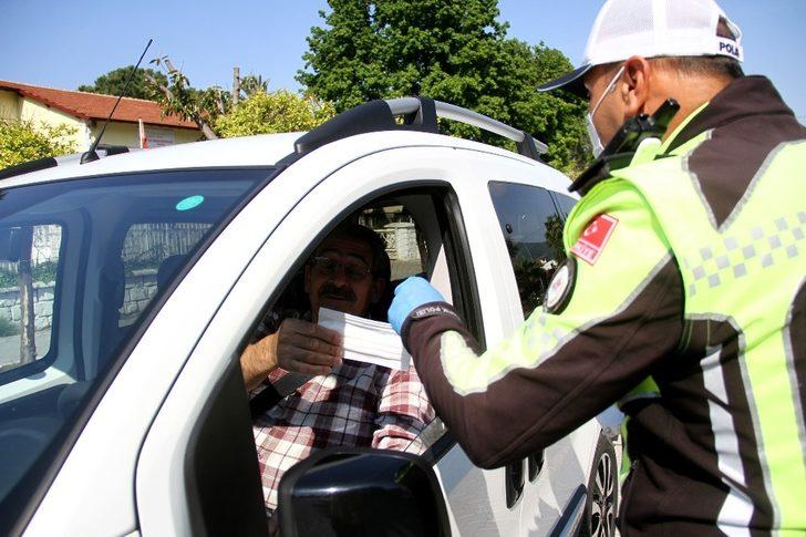 Fethiye’de trafik polisleri maske ve eldiven dağıttı G4