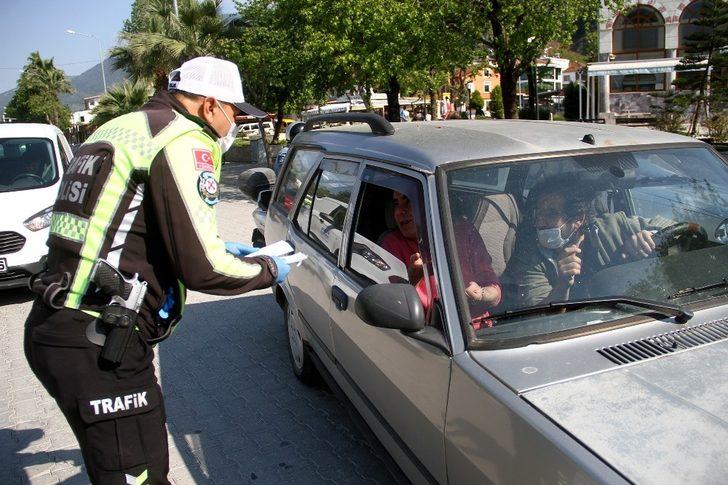 Fethiye’de trafik polisleri maske ve eldiven dağıttı G5