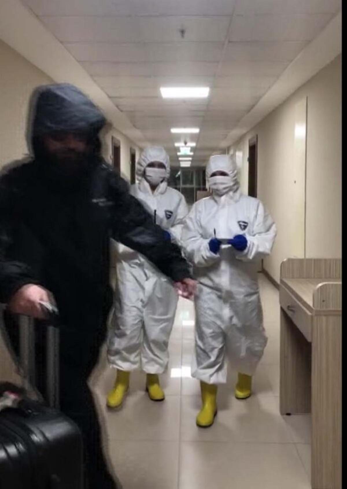 Koronavir&uuml;s karantinasından dans ederek &ccedil;ıktılar!