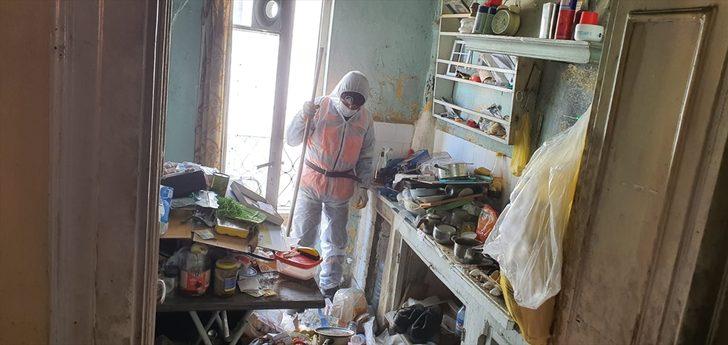 Ankara'da belediye ekiplerinin temizlediği evden 2 kamyon çöp çıktı G1