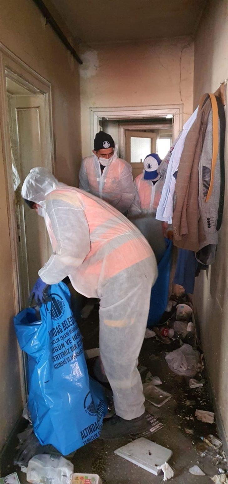 Ankara'da belediye ekiplerinin temizlediği evden 2 kamyon çöp çıktı G2