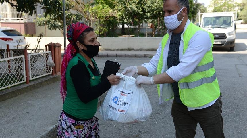 Büyükşehirin gıda yardımları devam ediyor