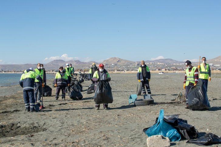 Van Gölü’nün 2 bin 800 metrelik sahilinde 40 ton çöp toplandı G1