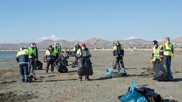 Van Gölü’nün 2 bin 800 metrelik sahilinde 40 ton çöp toplandı