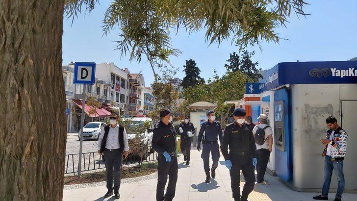 Datça’da polis ve jandarma sokağa inip birlikte maske dağıttı G2