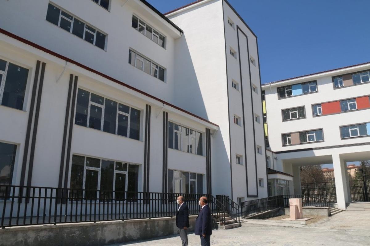 M&uuml;d&uuml;r Hasan Başyiğit, ilkokul inşaatında incelemelerde bulundu