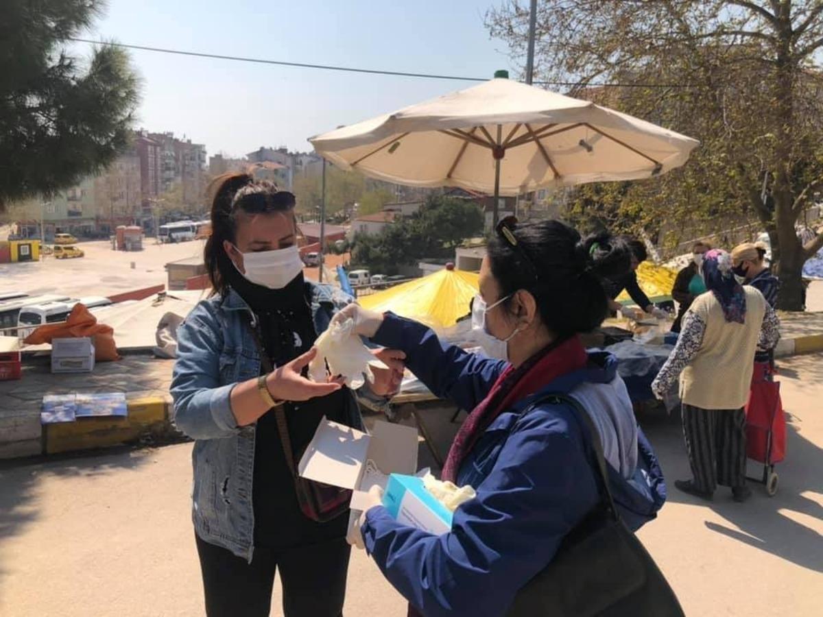 Pazar yerinde vatandaşlara maske ve eldiven dağıtıldı