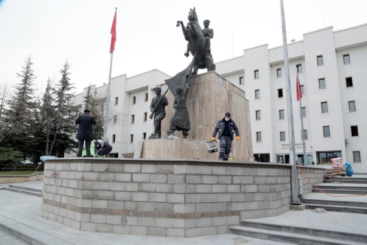 H&uuml;k&uuml;met Konağı &ouml;n&uuml;nde bakım ve yenileme &ccedil;alışmaları s&uuml;r&uuml;yor