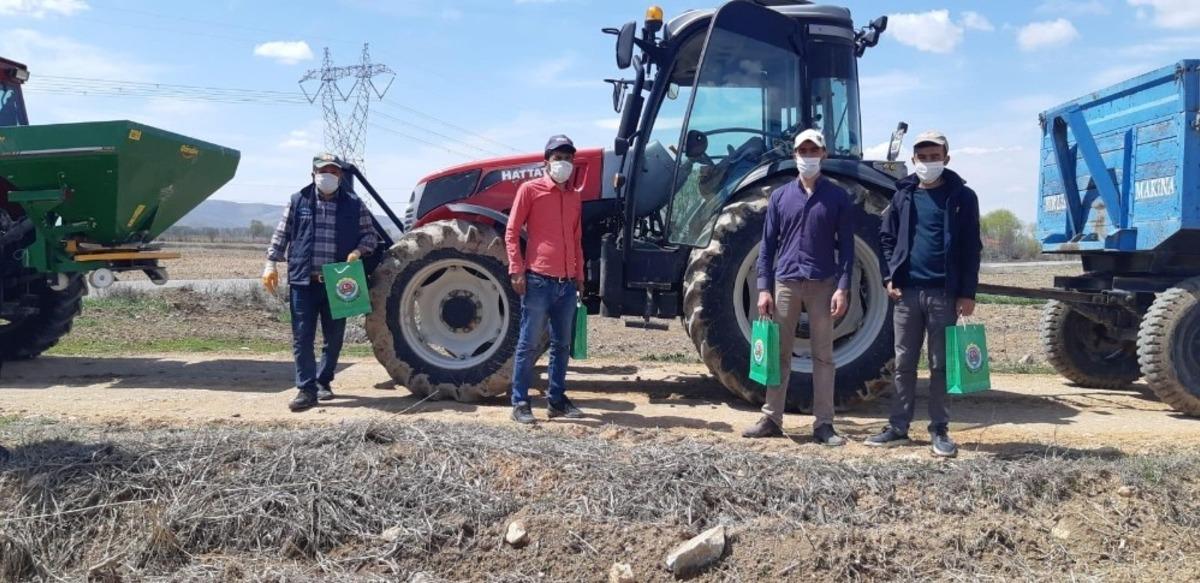 Elbistan Ziraat Odası, &ccedil;ift&ccedil;ilere maske ve eldiven dağıttı